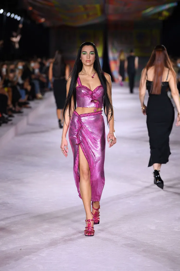 杜娃黎波為VERSACE 2022春夏大秀登上伸展台展演壓軸服裝。翻攝dualipa IG