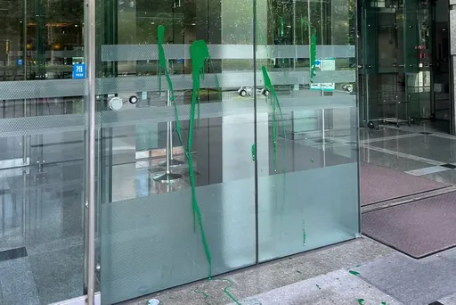 不爽周玉蔻亂發言被輕縱!北市議員到NCC潑漆 結果出爐