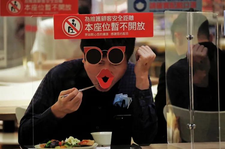 《壹蘋》記者林林拍攝疫情期間用餐狀況，獲圖文特選類優選。