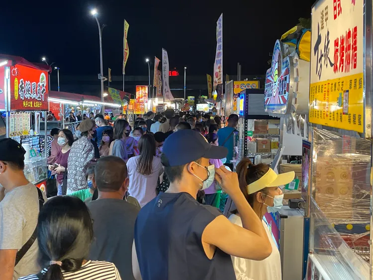 台中總站夜市整體規劃整齊、清潔，提供遊客舒適消費環境。王煌忠攝