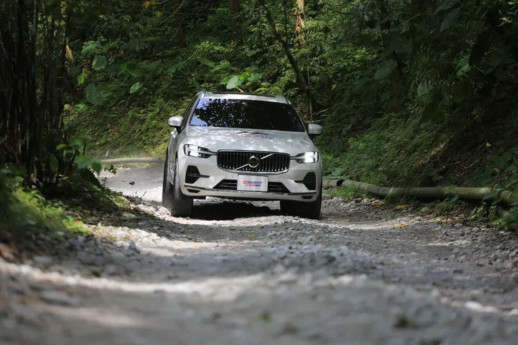 在砂礫碎石的非鋪裝路面上，TRAIL-TERRAIN T/A確實帶來相當強大的抓地性能，駕駛者大可放心控制油門煞車及行進方向盡情體驗。林浩昇攝