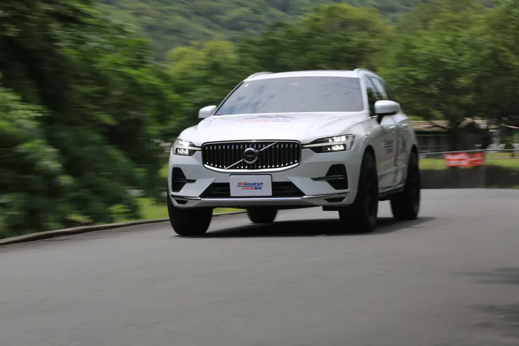 TRAIL-TERRAIN T/A透過創新的胎面花紋設計，減少柏油路面行駛滾動噪音之外，也大幅度消弭了行駛震動，實際體驗確實逼近道路用胎的表現。林浩昇攝