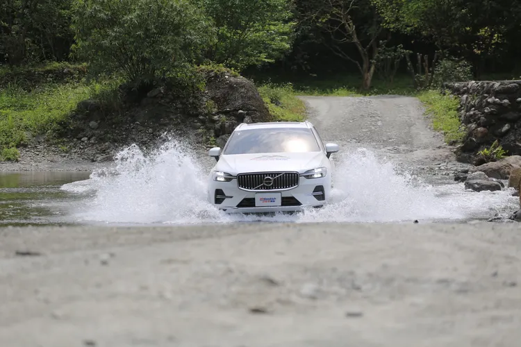 將Volvo XC60 T8開進溪流之中，可感受到TRAIL-TERRAIN T/A隨時能緊抓著溪流底的石頭，讓車輛能維持既有的行車路線，輕輕鬆鬆就到對岸。林浩昇攝