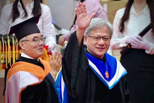 「1兆男」黃仁勳台大畢典曝NVIDIA叢林生存法則 這金句求翻中文引全場轟動