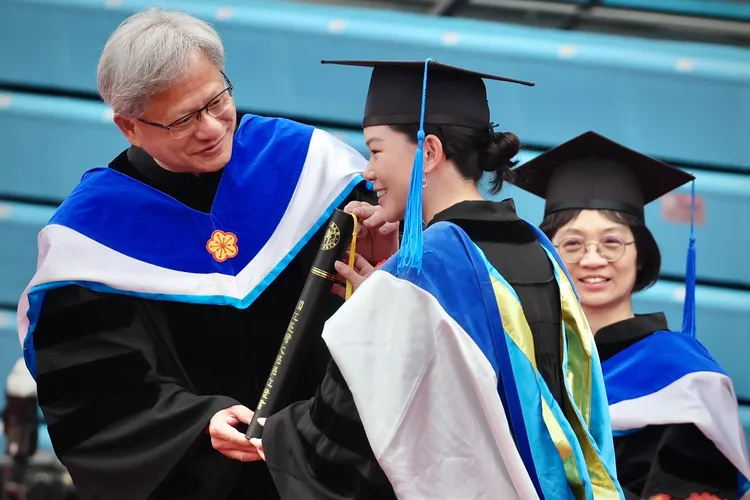 NVIDIA創辦人黃仁勳送上畢業證書。林林攝