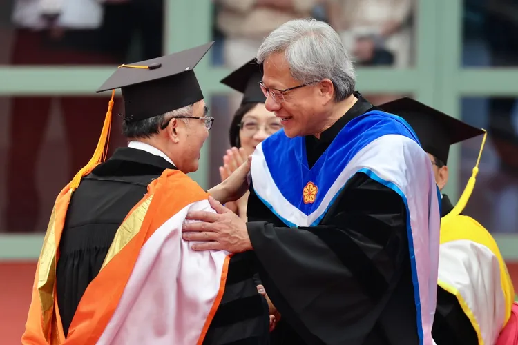 黃仁勳(右)與台大校長陳文章(左)致意。林林攝