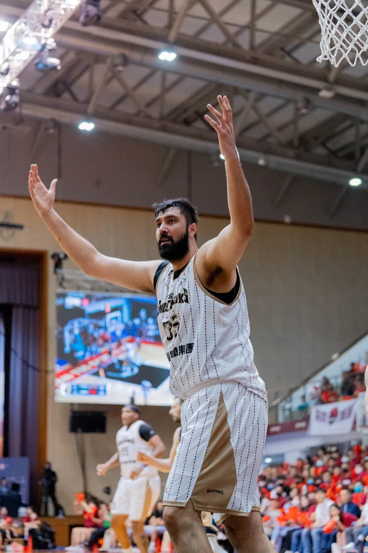 攤手是布拉的習慣動作。獵鷹提供