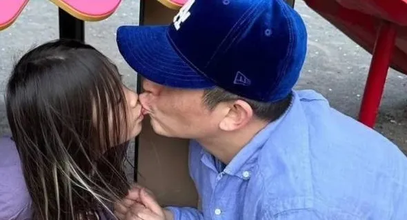 陳冠希（右）今年一張與女兒親親照讓網友質疑不妥。翻攝陳冠希IG