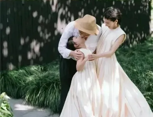 郝劭文和9歲繼女嘴對嘴親親 老婆在旁笑網友皺眉喊STOP