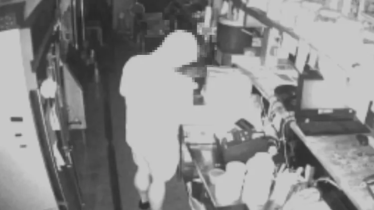 林男進入茶館內行竊。新莊警分局提供