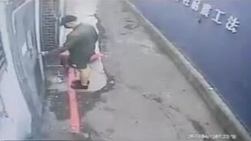 潛入茶館行竊！監視器全都錄　離職廚師辯稱「那不是我」