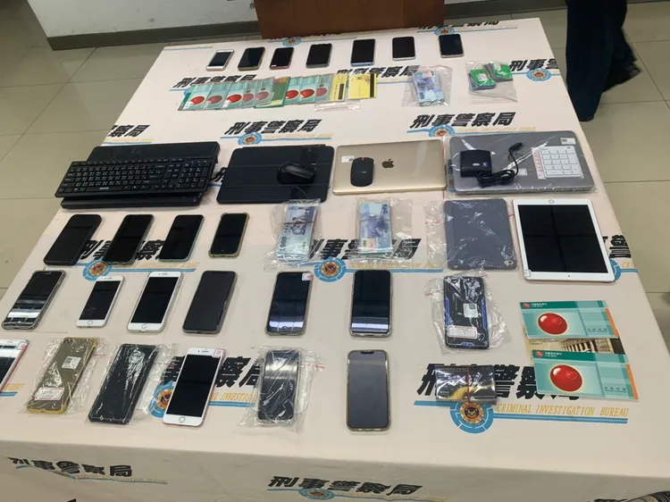 警方查扣人頭帳戶存摺、人頭網卡、手機、筆電、現金等贓物。翻攝畫面