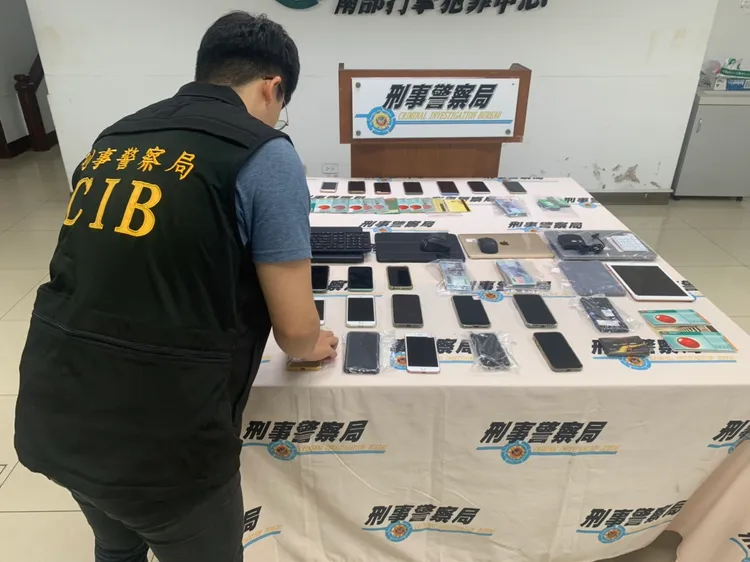 刑事局南打查扣人頭帳戶存摺、人頭網卡、手機、筆電、現金新臺幣26萬元等贓物。翻攝畫面