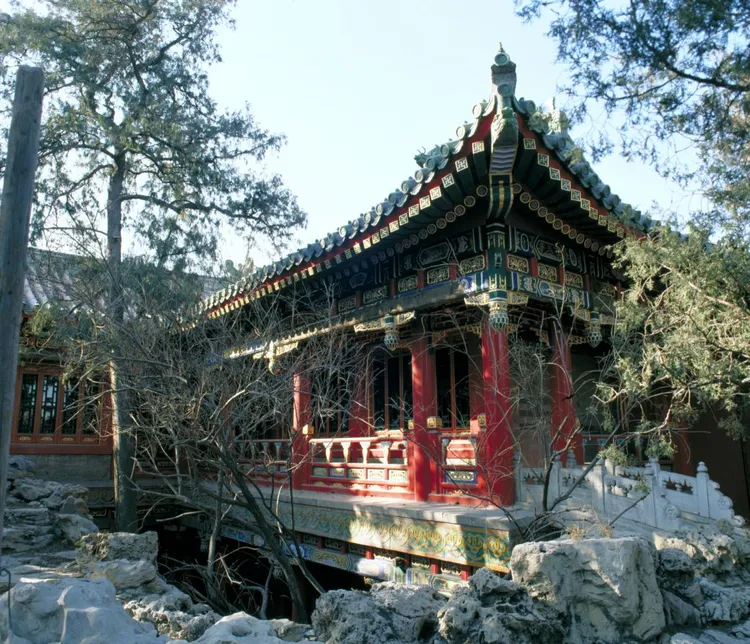 據典藏記載，此件乾隆帝御筆《御製澄懷堂詩》七言聯，陳設地點就在紫禁城寧壽宮花園雲光樓的養和精舍內。翻攝北京故宮博物院網站