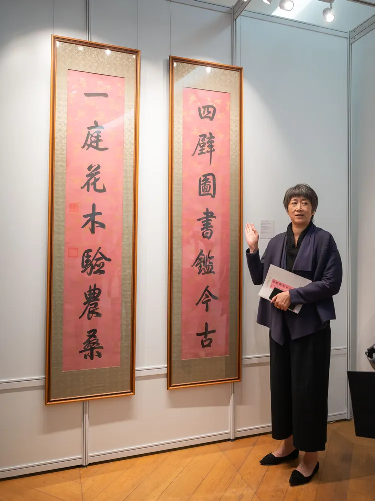 邦瀚斯中國書畫部國際高級顧問兼主管苗亞杰，於預展現場介紹乾隆帝御筆《御製澄懷堂詩》七言聯，估價上看800萬港元（約3137萬元台幣）。邦瀚斯提供
