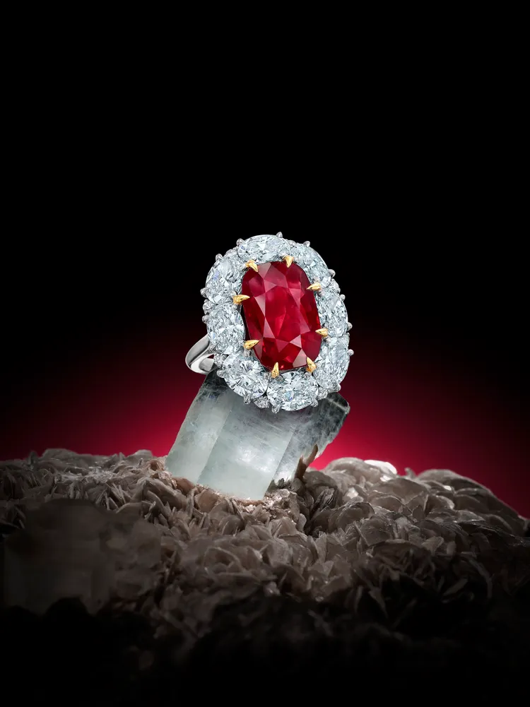 7.07克拉天然「緬甸抹谷」未經加熱處理「鴿血紅」紅寶石配鑽石戒指，估價上看880萬港元（約3451萬元台幣）。邦瀚斯提供