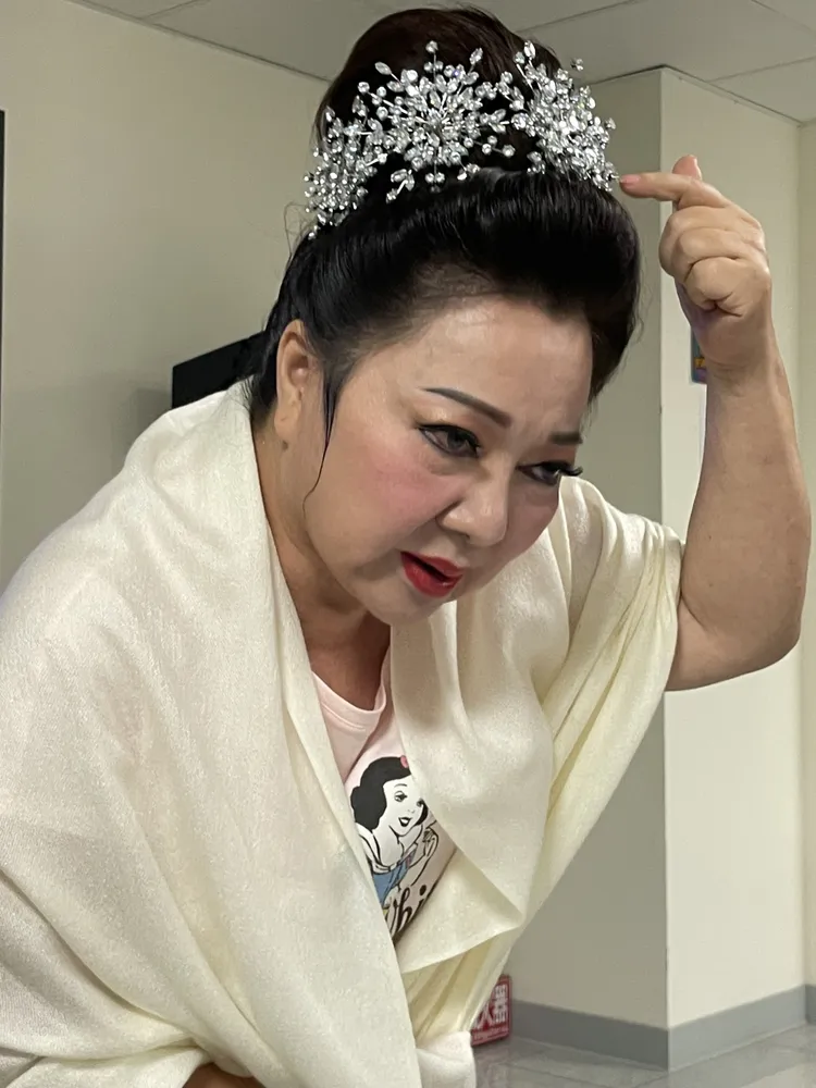 白冰冰秀出頭上的傷疤。林丞偉攝