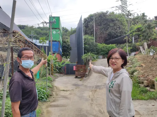 砂石場奇觀!被檢舉噪音竟以4貨櫃疊成隔音牆 居民心驚驚