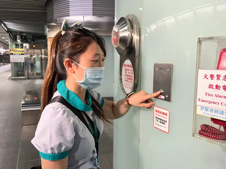 高捷紅橘線月台上有緊急停車按鈕與緊急對講機。讀者提供