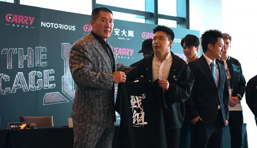 隔空交火後首同框!Toyz送「小驚喜」再踩紅線 館長尷尬變臉