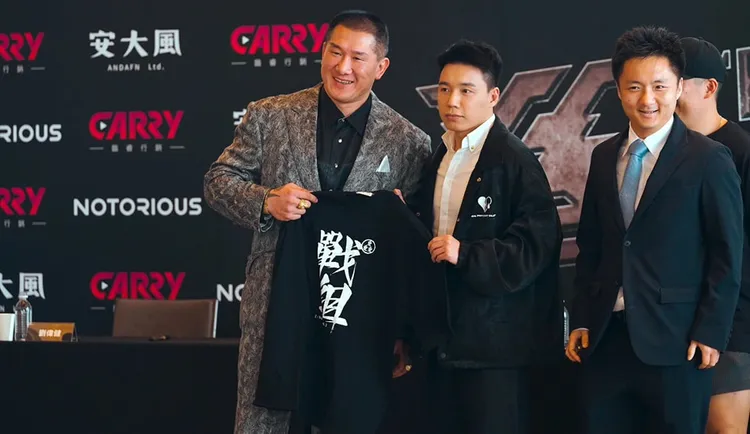 館長隨即露出笑容合照。取自館長臉書