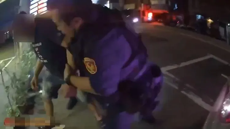 警方試圖將毒蟲過肩摔在地。桃園市保大提供