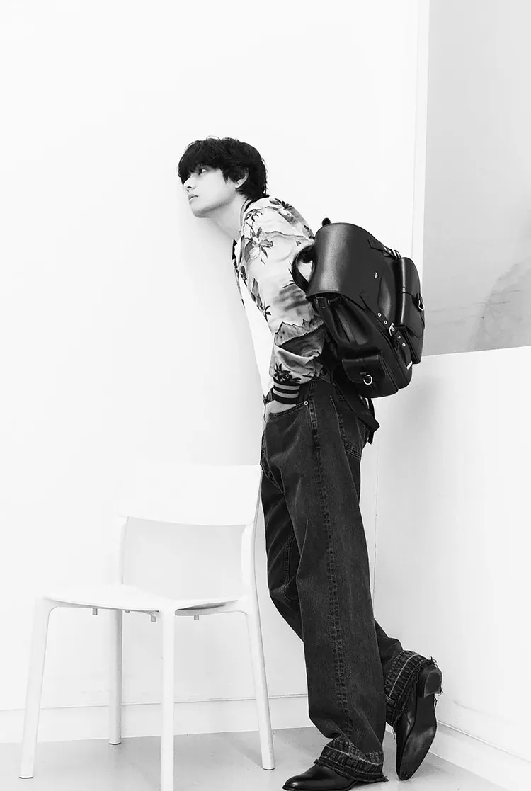 韓國天團BTS成員V背起CELINE春夏新款大型後背包瀟灑入鏡。翻攝thv IG