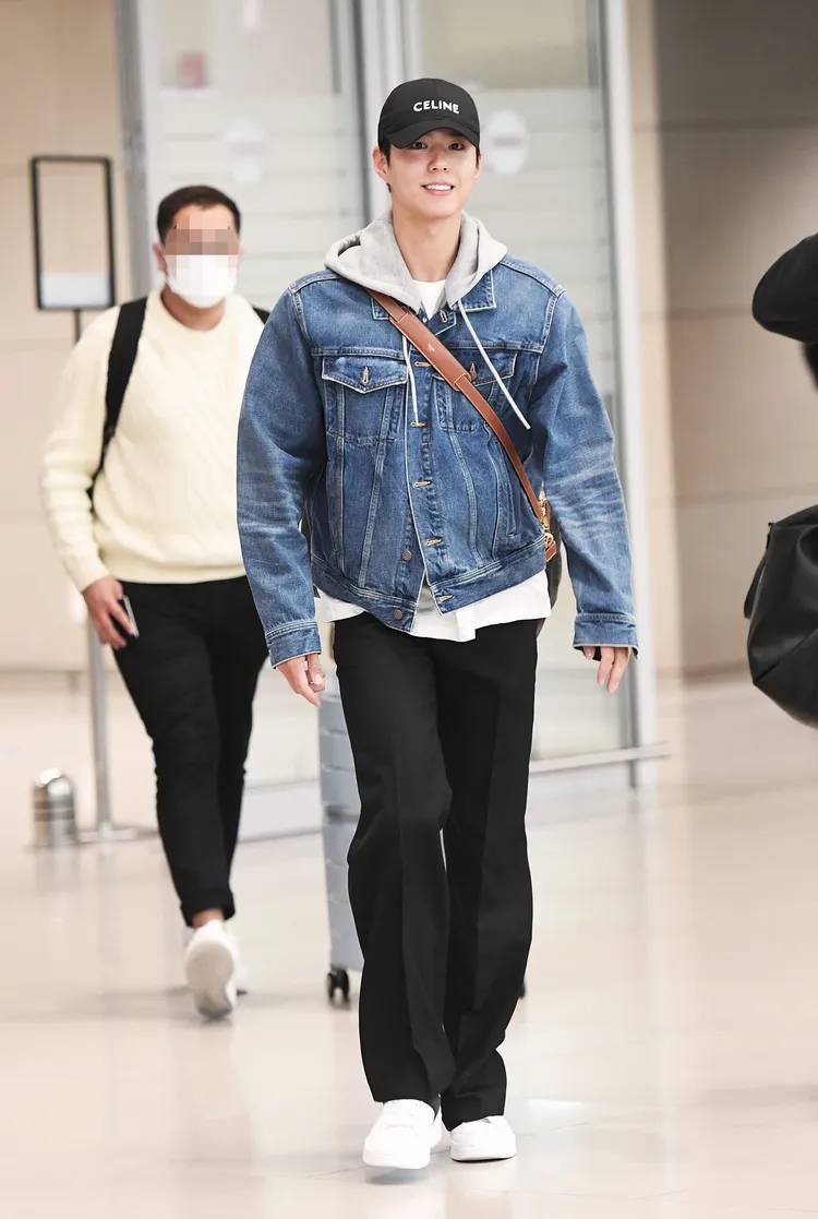 朴寶劍在機場造型中穿上了洋溢青春氣息的CT-06高筒運動鞋。品牌提供