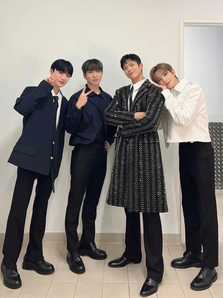 特赴巴黎主持韓國音樂節目《音樂銀行》舞台的朴寶劍（右2），雖有一身華麗CELINE春夏造型加身，但在和韓團THE BOYZ的合照中，仍難掩標誌性的可愛笑容。翻攝IST_THEBOYZ推特