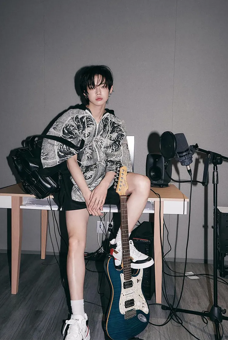 韓團TXT成員崔然竣別具少年氣場的搖滾風格，和Hedi Slimane掌舵下的CELINE男裝格外合拍。翻攝yawnzzn IG