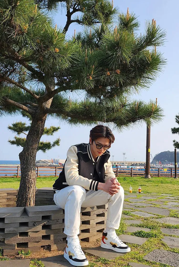 因韓劇《社內相親》走紅的韓國男星金旻奎，以CT-06高筒運動鞋穿出隨興態度。翻攝mingue.k IG