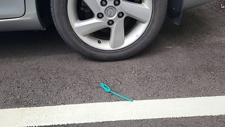 停車場地面遺留吸食毒品的吸管。台中市議員江和樹提供