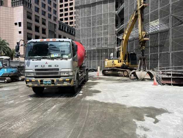 遭勒令停工的豐采520偷偷灌漿。新竹縣府提供