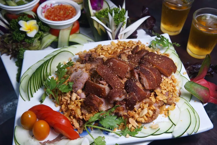 有多家在地知名業者報名高雄下酒菜料理競賽，圖為2018年優勝店家阿榮海鮮鵝肉餐廳的塩酥豬腳。讀者提供