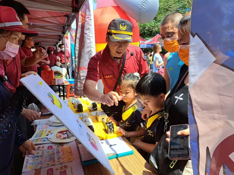 「避難包大拼接」透過拼圖方式了解平時家中避難包內應準備哪些東西。翻攝畫面