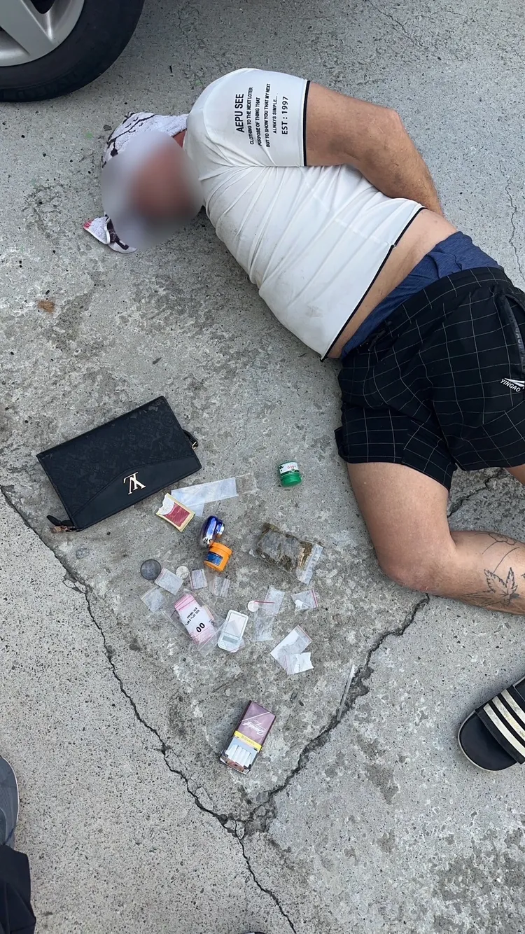 警方拘提郭姓詐騙集團成員到案，查扣海洛因、安非他命等毒品。翻攝畫面