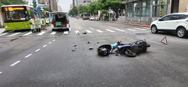 施女全身多處骨折，還好意識清醒，被送往醫院治療。翻攝畫面