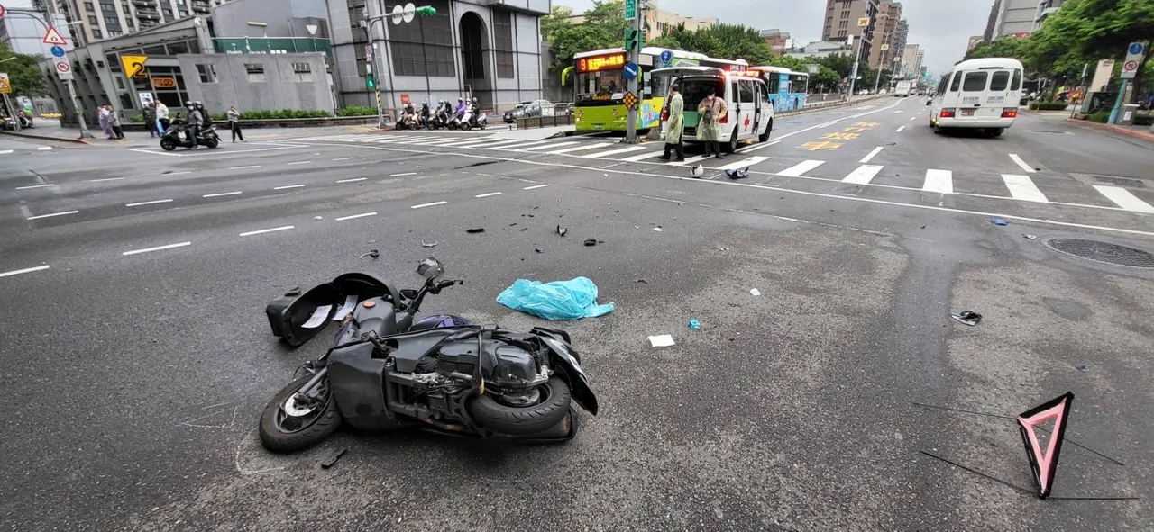 施女機車支離破碎。翻攝畫面