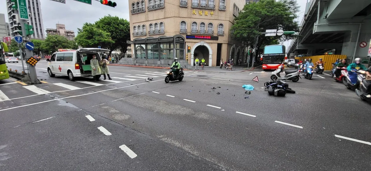 施姓女騎士疑未注意車況,直接騎車撞上救護車右側車身。翻攝畫面
