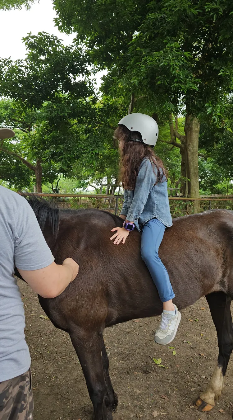 蔡沐妍對比女兒先前照片，指長髮至少被老公剪去10公分。翻攝自蔡沐妍臉書