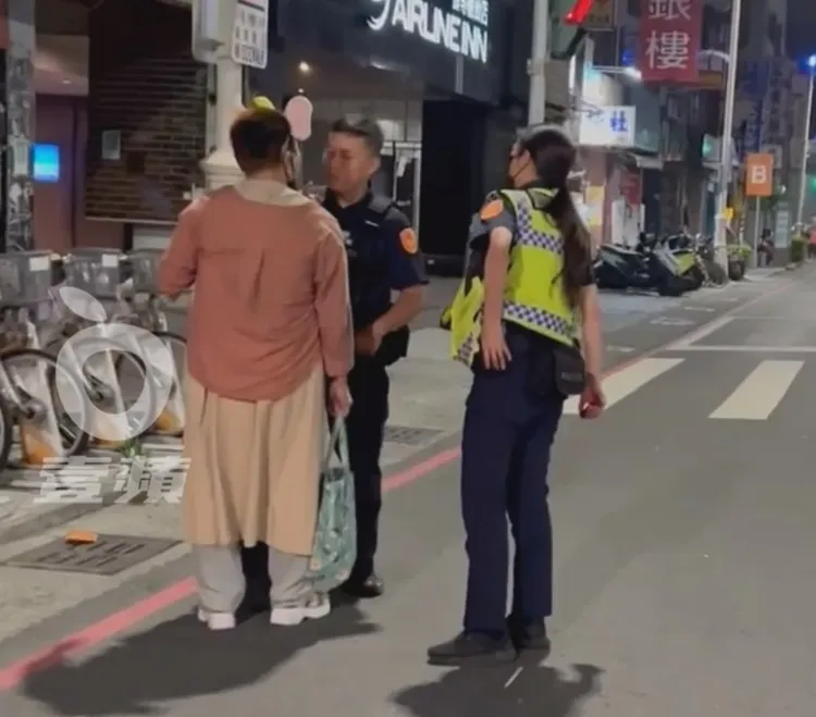 女裝怪男咆哮衝撞警員。取自「爆料公社」