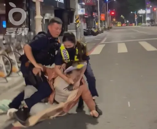 女裝怪男隨機揮拳攻擊路人　受害者：當天放出來就到百貨公司偷東西