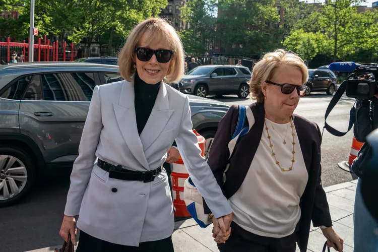 卡洛爾8日出庭照，一貫裝搭有型。路透社