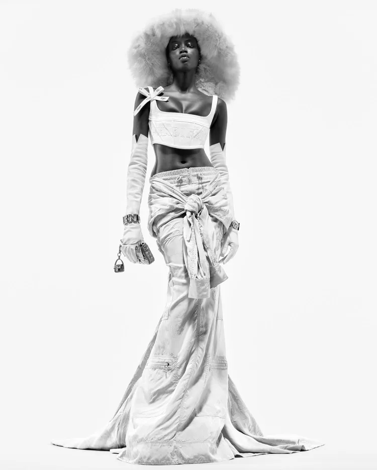 FENDI by Marc Jacobs 2023夏季聯名限定系列的時裝設計融合了高級沙龍和街頭風格，並以線條勾勒身體曲線塑造修長外型，同時以誇張的放大輪廓剪裁創造反差效果。品牌提供