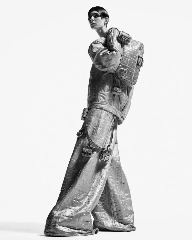 Baguette包款滿滿地鋪襯上銀色的閃亮水晶。品牌提供