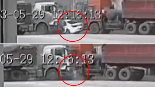 驚悚影片|小轎被2大車夾撞「壓成廢鐵」 釀4死1傷慘劇