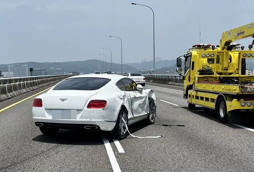 變換車道擦撞千萬賓利 「頭又大」Uber駕駛這次真的頭大了