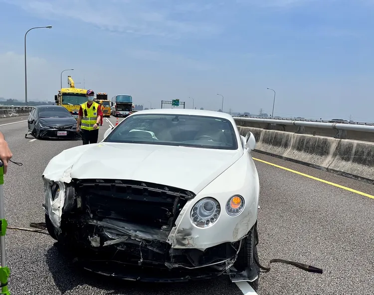 賓利車車頭半邊毀損。國道警方提供