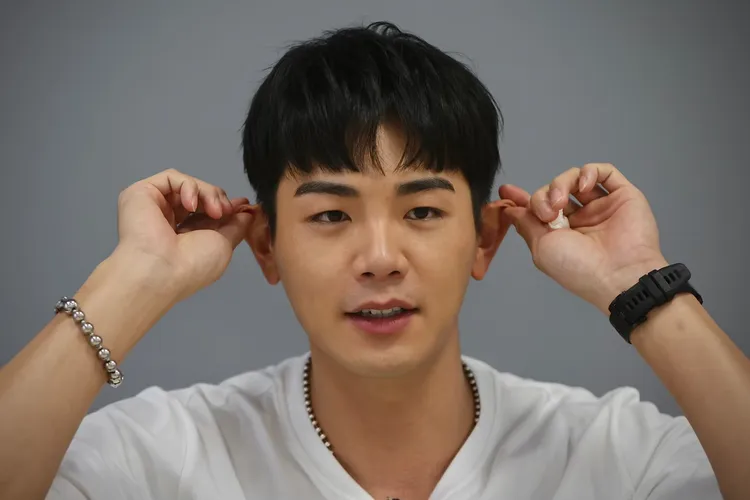 禾浩辰拉耳朵賣萌。林林攝