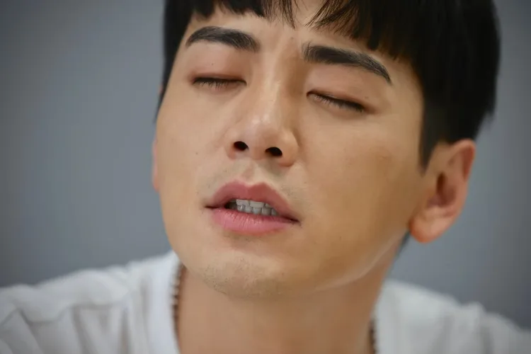 禾浩辰眼睛乾點眼藥水，閉眼聊天。林林攝